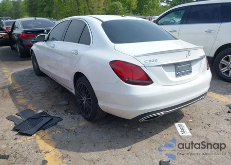2019 Mercedes-Benz C 300 z USA, uszkodzony, nr VIN 55SWF8DB0KU308453